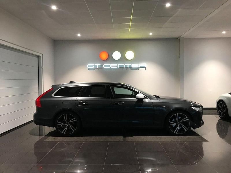 Grå Begagnad 2017 Volvo V90 R-Design Kombi | 279 900 kr (Marknadspris) - Bild 1/4