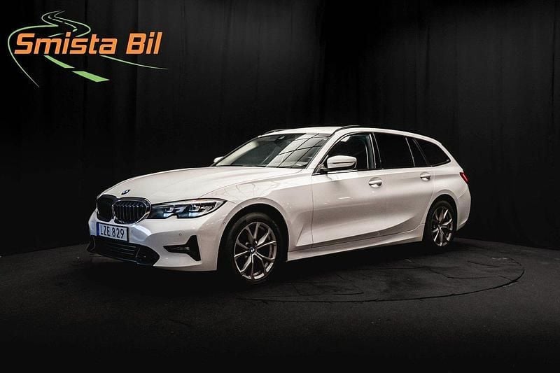 Vit Begagnad 2021 BMW 320 Shadowline Kombi | 249 700 kr (Marknadspris) - Bild 1/4