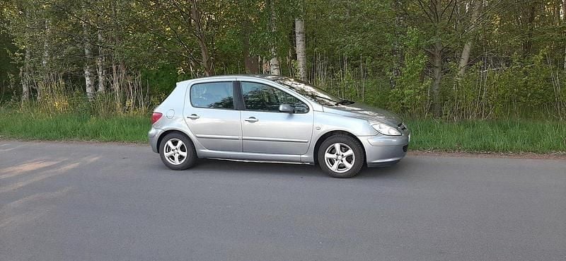 Grå Begagnad 2005 Peugeot 307 Halvkombi | 25 000 kr (Marknadspris) - Bild 1/4