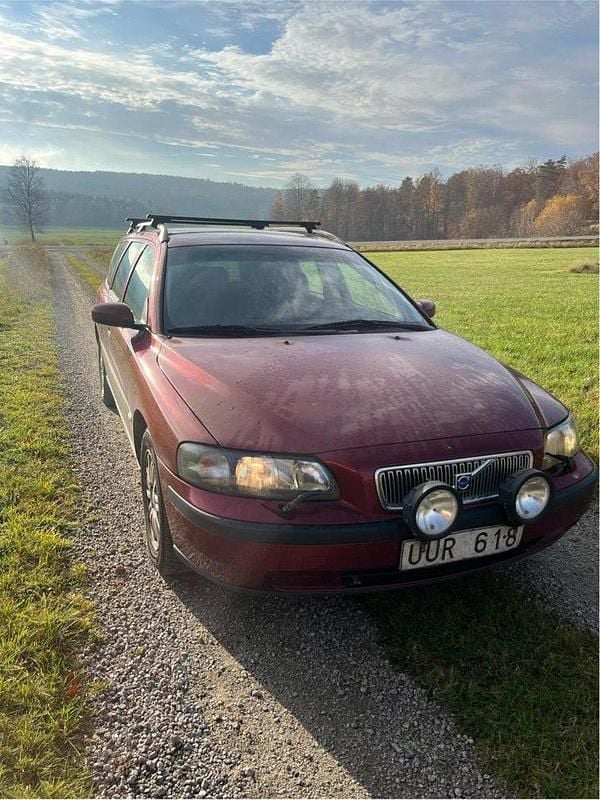 Röd Begagnad 2004 Volvo V70 Kombi | 10 000 kr (Superpris) - Bild 1/4