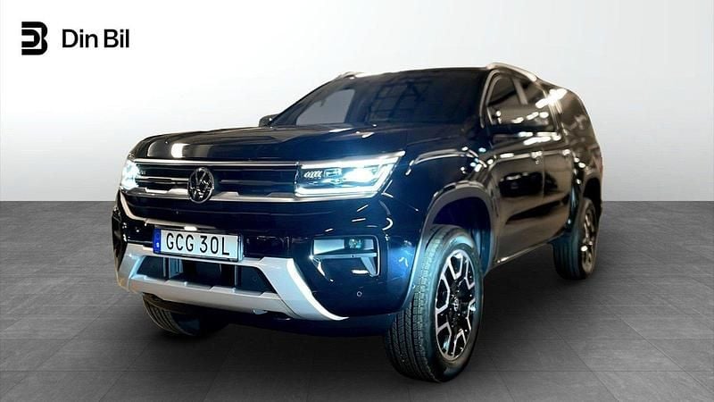 Svart (midnight black metallic) Begagnad 2023 VW Amarok Style Pickup | 659 900 kr (Marknadspris) - Bild 1/4