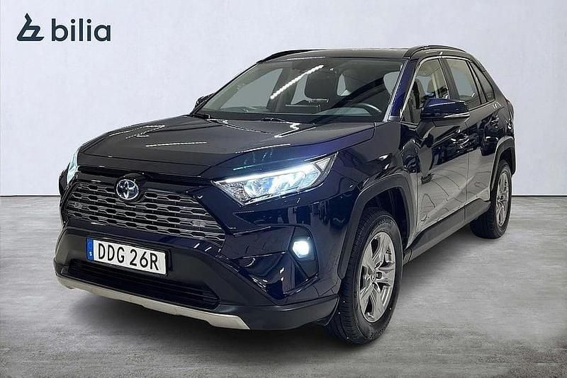 Mörkblå Begagnad 2022 Toyota RAV4 Hybrid Active SUV | 369 900 kr (Marknadspris) - Bild 1/4