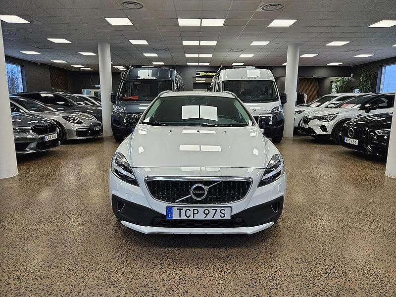 Begagnad Volvo V40 Kinetic 152 HK (111 kW) 2019 Vit Halvkombi