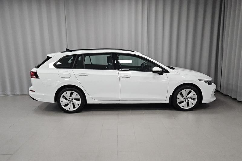Begagnad VW Golf VIII Life 151 HK (111 kW) 2024 Vit Kombi