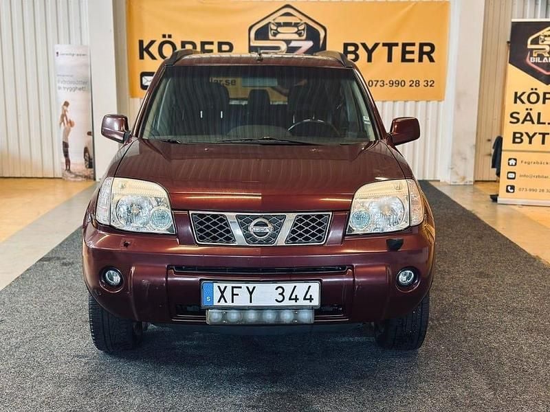 Mörkröd Begagnad 2005 Nissan X-Trail SUV | 59 900 kr (Bra pris) - Bild 1/4
