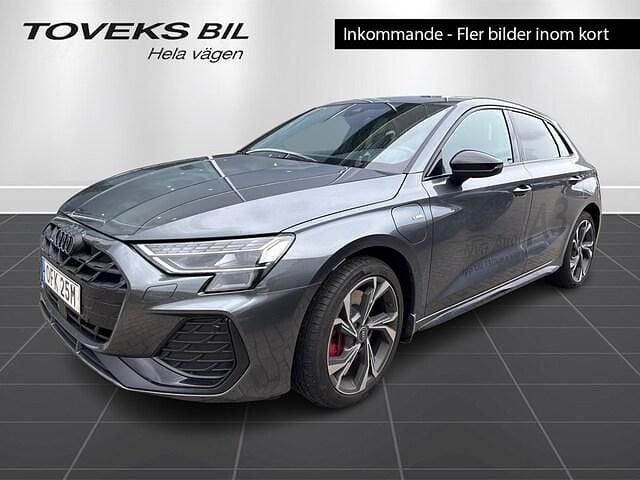 Daytonagrå pärleffekt Begagnad 2025 Audi A3 Sportback e-tron S-Line Sedan | 549 500 kr - Bild 1/4