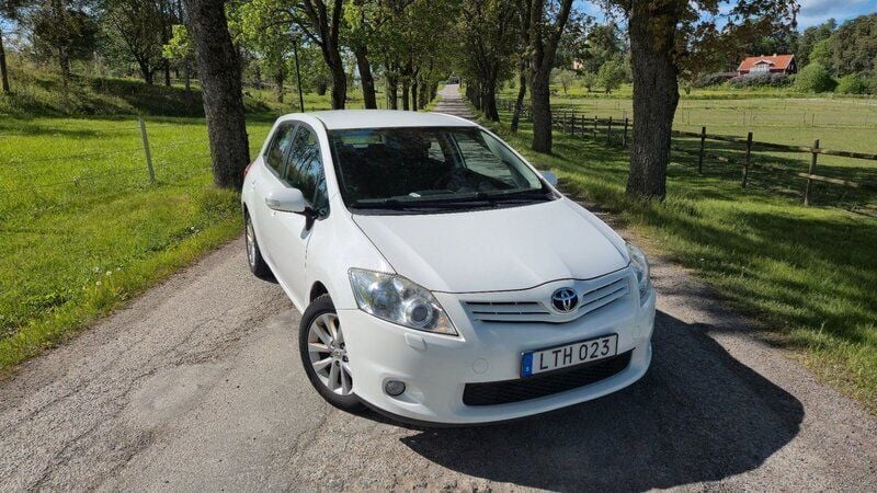 Vit Begagnad 2011 Toyota Auris Plus Halvkombi | 69 900 kr (Marknadspris) - Bild 1/4
