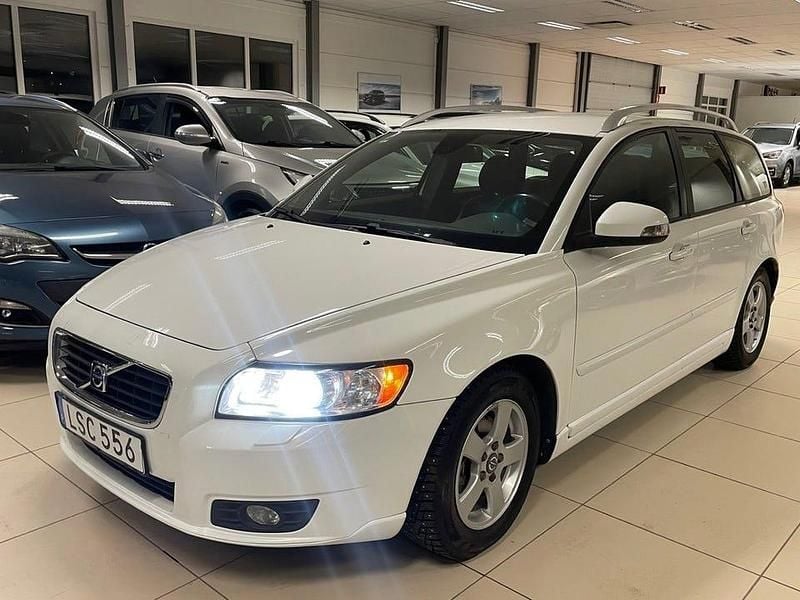 Vit Begagnad 2012 Volvo V50 Kombi | 47 500 kr (Marknadspris) - Bild 1/4