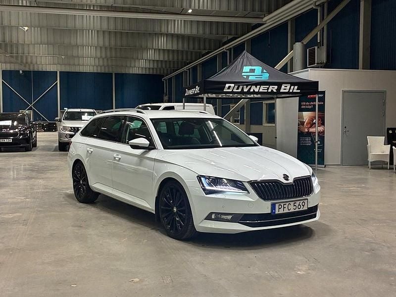 Vit Begagnad 2017 Skoda Superb Business Line Kombi | 199 900 kr (Bra pris) - Bild 1/4