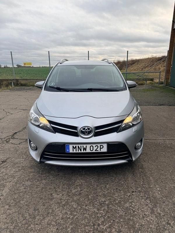 Silver Begagnad 2014 Toyota Verso Minibuss | 73 000 kr (Bra pris) - Bild 1/4