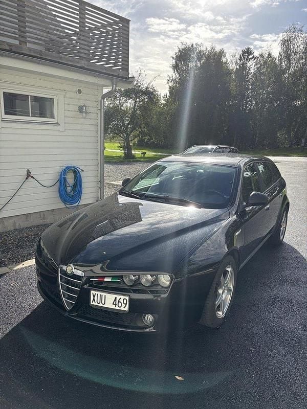 Svart Begagnad 2006 Alfa Romeo 159 Kombi | 25 000 kr (Marknadspris) - Bild 1/4