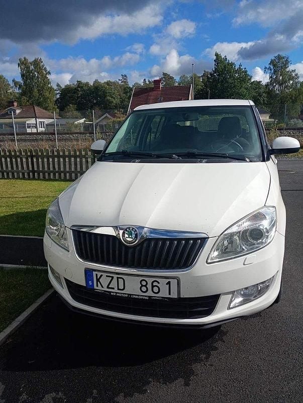 Vit Begagnad 2012 Skoda Fabia Ambiente Halvkombi | 49 000 kr (Marknadspris) - Bild 1/4