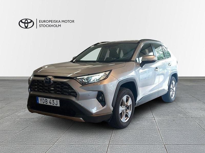 Silver Begagnad 2024 Toyota RAV4 Hybrid Active SUV | 399 900 kr (Marknadspris) - Bild 1/4