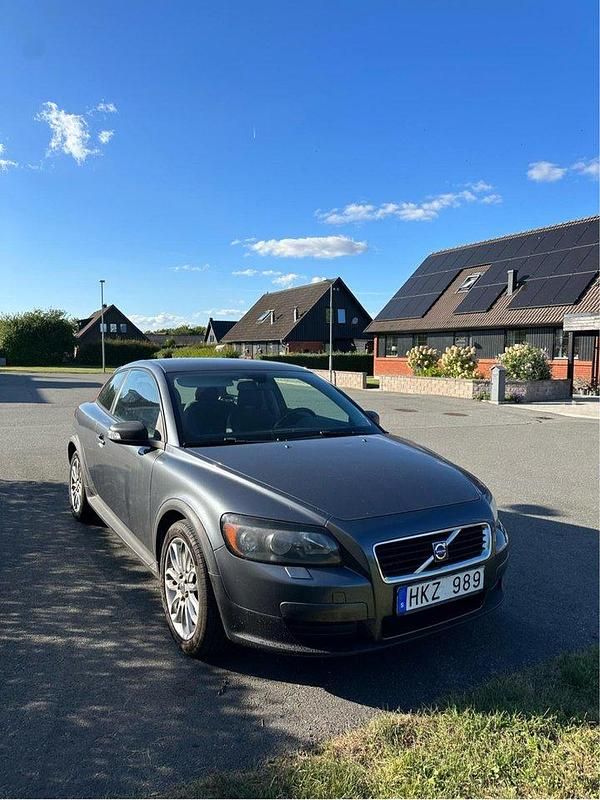 Grå Begagnad 2008 Volvo C30 Kinetic Halvkombi | 39 900 kr (Marknadspris) - Bild 1/4