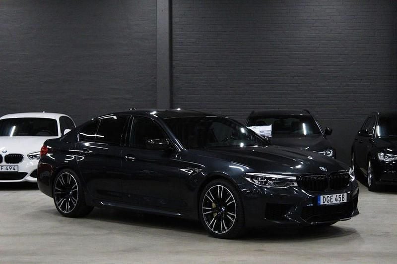 Grå metallic Begagnad 2018 BMW M5 Sedan | 689 900 kr (Bra pris) - Bild 1/4