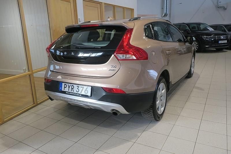 Begagnad Volvo V40 Momentum 190 HK (139 kW) 2015 Brun Halvkombi