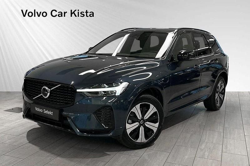 Mörkblå Begagnad 2024 Volvo XC60 Plus SUV | 539 900 kr (Marknadspris) - Bild 1/3
