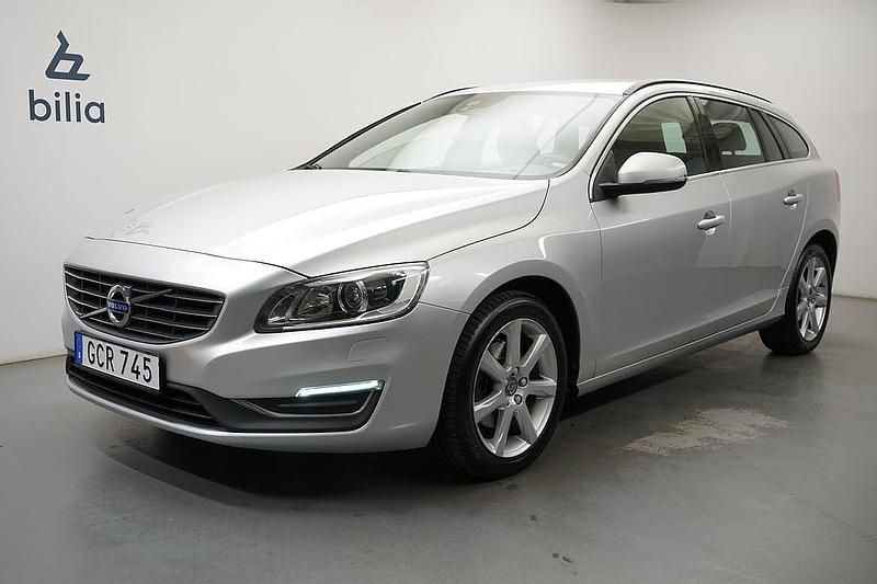 Silver Begagnad 2018 Volvo V60 Momentum Kombi | 169 900 kr (Bra pris) - Bild 1/3