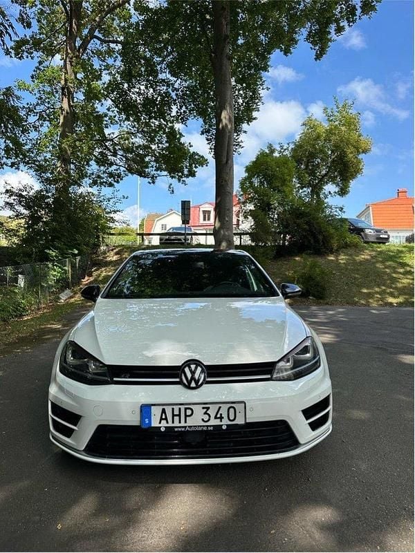 Vit Begagnad 2016 VW Golf VII R Halvkombi | 270 000 kr (Lite dyr) - Bild 1/4