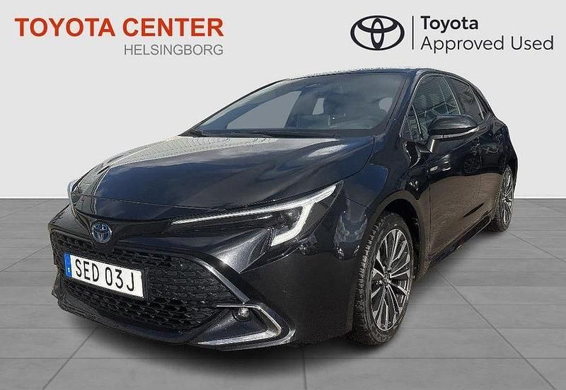 Svart Begagnad 2023 Toyota Corolla Hybrid Style Halvkombi | 294 900 kr (Dyr) - Bild 1/3