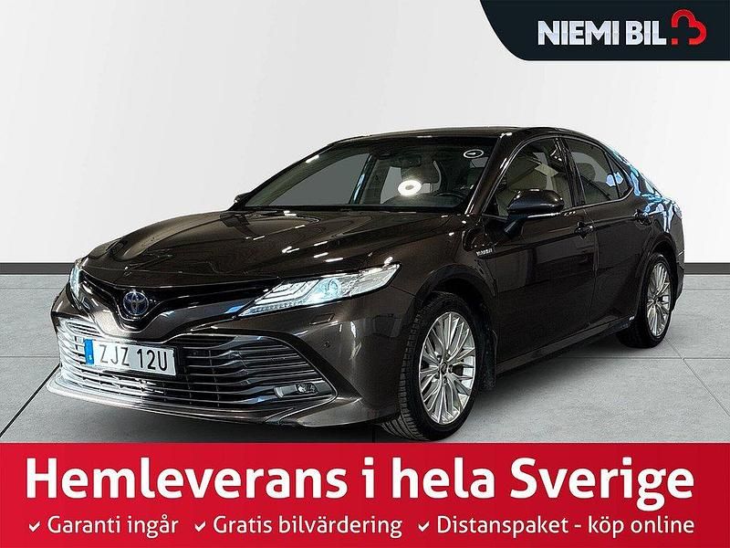 Mörkbrun Begagnad 2020 Toyota Camry Hybrid Executive Sedan | 274 899 kr (Marknadspris) - Bild 1/3