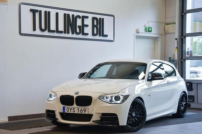 Vit Begagnad 2013 BMW M135 M Sport Halvkombi | 219 900 kr (Marknadspris) - Bild 1/4