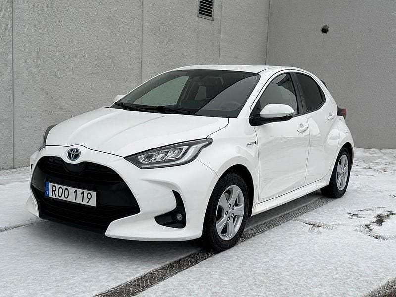 Begagnad Toyota Yaris Hybrid Active 116 HK (85 kW) 2020 Vit Halvkombi