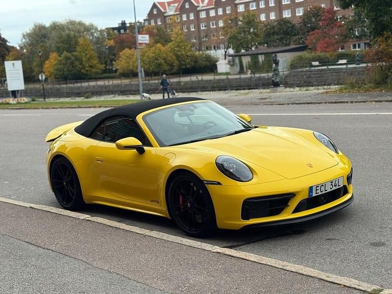 Begagnad Porsche 911 Carrera GTS 480 HK (353 kW) 2023 Gul Cab