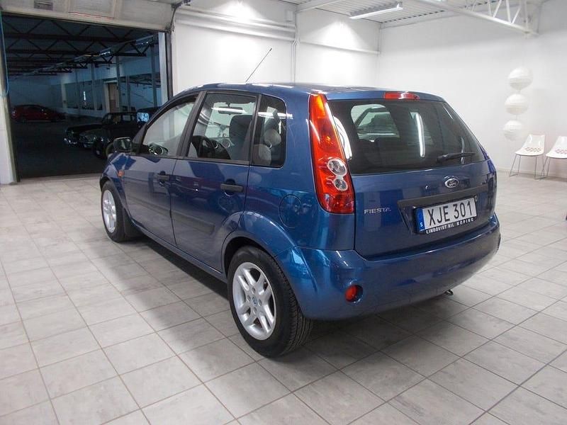 Begagnad Ford Fiesta 81 HK (59 kW) 2006 Blå (jeans blue met) Halvkombi