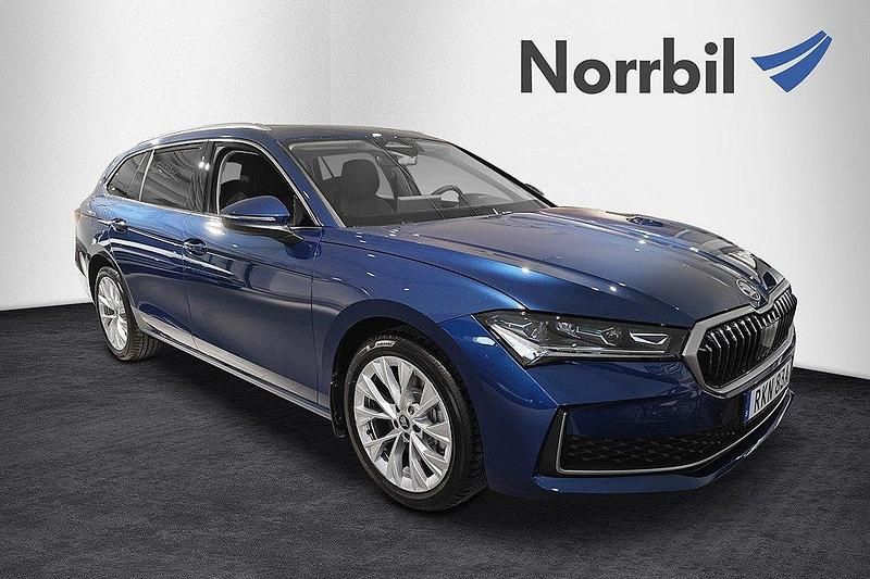 Blå (cobalt blue metallic) Ny 2025 Skoda Superb Selection Kombi | 484 800 kr (Lite dyr) - Bild 1/4