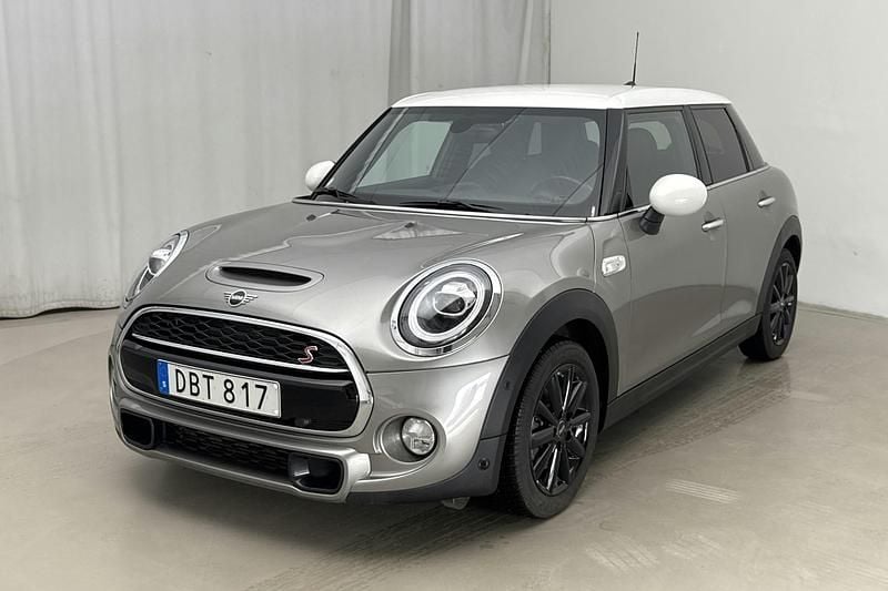 Grå Begagnad 2019 Mini Cooper Halvkombi | 198 000 kr (Lite dyr) - Bild 1/4