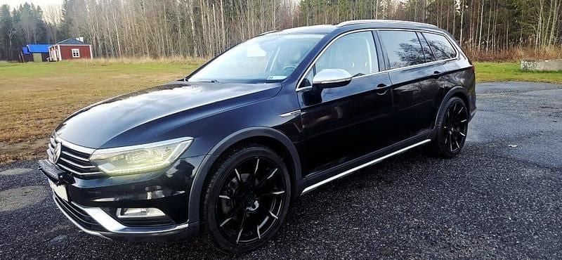 Metallic Begagnad 2017 VW Passat Alltrack Executive Kombi | 128 500 kr (Bra pris) - Bild 1/4