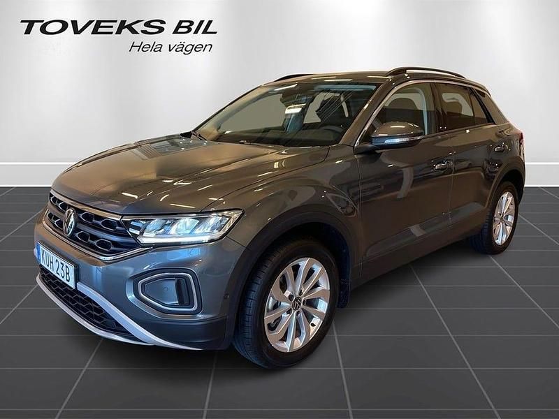 Grå (indium grey metallic) Begagnad 2025 VW T-Roc Life SUV | 314 900 kr (Dyr) - Bild 1/4