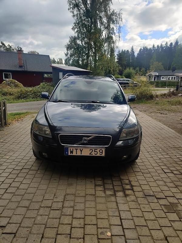 Blå Begagnad 2005 Volvo V50 Kinetic Kombi | 18 000 kr (Bra pris) - Bild 1/4