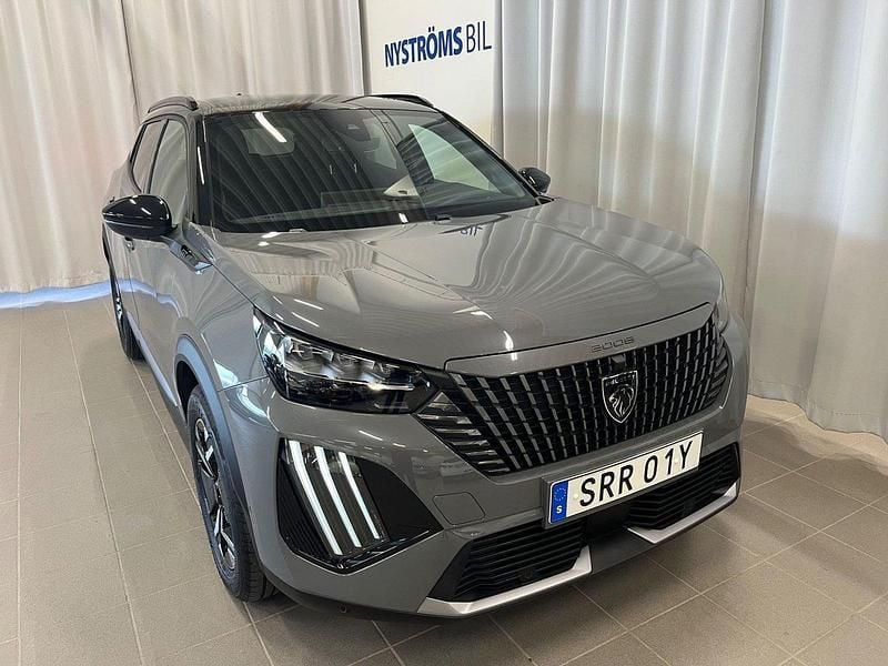 Grå Begagnad 2024 Peugeot 2008 GT SUV | 279 900 kr (Marknadspris) - Bild 1/4