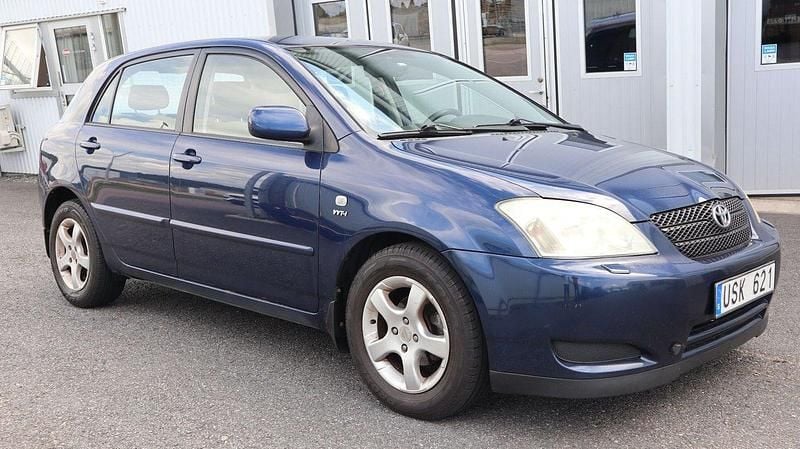 Mörkblå Begagnad 2003 Toyota Corolla Halvkombi | 24 500 kr (Marknadspris) - Bild 1/4