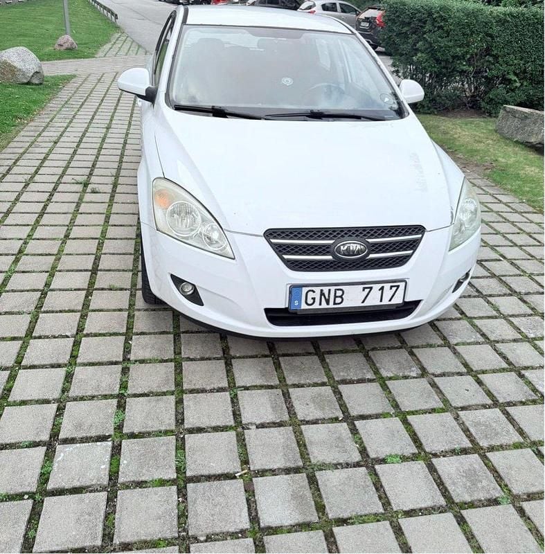 Vit Begagnad 2008 Kia Ceed 4 Halvkombi | 39 000 kr (Marknadspris) - Bild 1/4