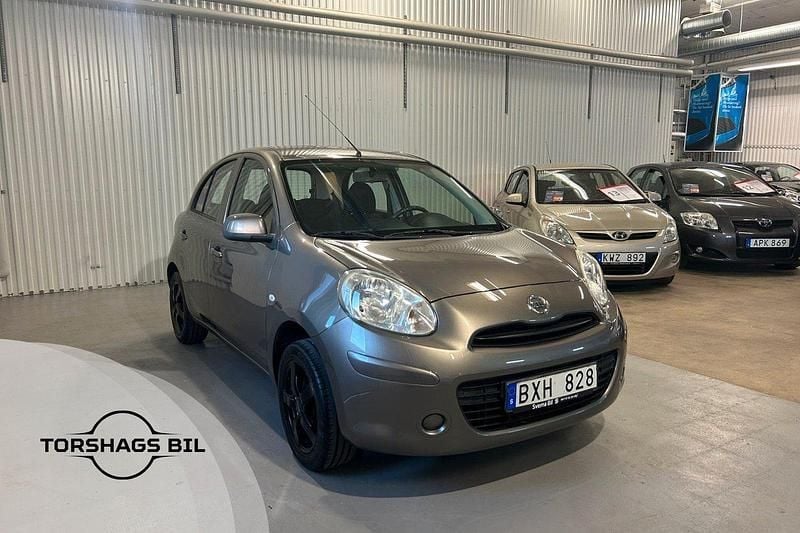 Grå Begagnad 2013 Nissan Micra Pure Halvkombi | 39 900 kr (Bra pris) - Bild 1/3