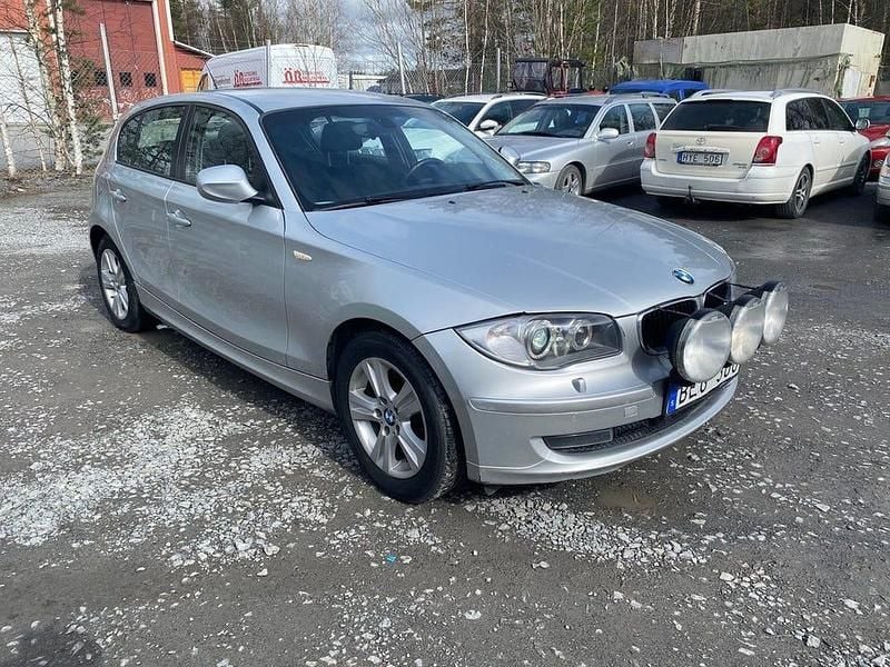 Ljusgrå Begagnad 2011 BMW 116 Comfort Edition Halvkombi | 52 900 kr (Bra pris) - Bild 1/4