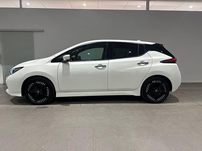 Begagnad Nissan Leaf 360º 111 kW (151 HK) 2023 Vit Halvkombi