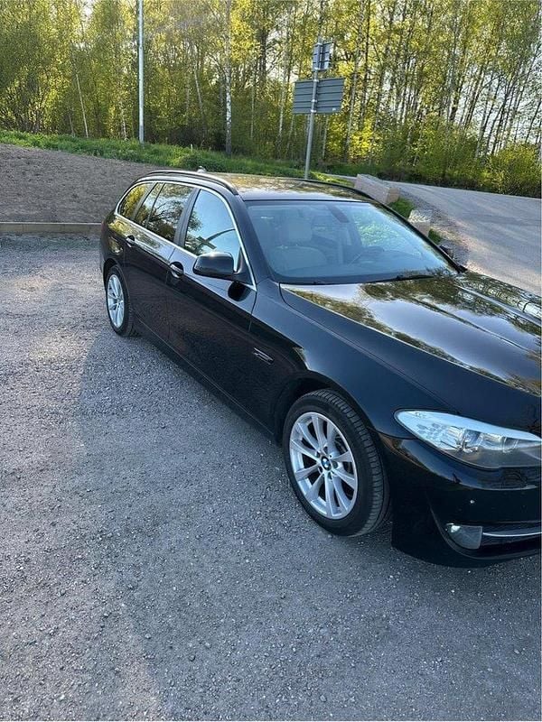 Svart Begagnad 2011 BMW 520 Kombi | 86 000 kr (Marknadspris) - Bild 1/4