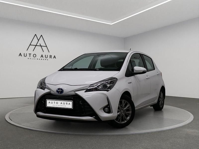 Vit Begagnad 2020 Toyota Yaris Active Halvkombi | 139 900 kr (Marknadspris) - Bild 1/4