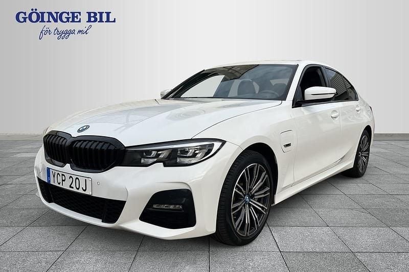 Vit Begagnad 2022 BMW 330e M Sport Sedan | 329 000 kr (Superpris) - Bild 1/4
