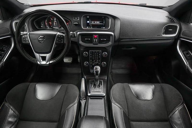 Begagnad Volvo V40 R-Design 190 HK (139 kW) 2016 Röd Halvkombi