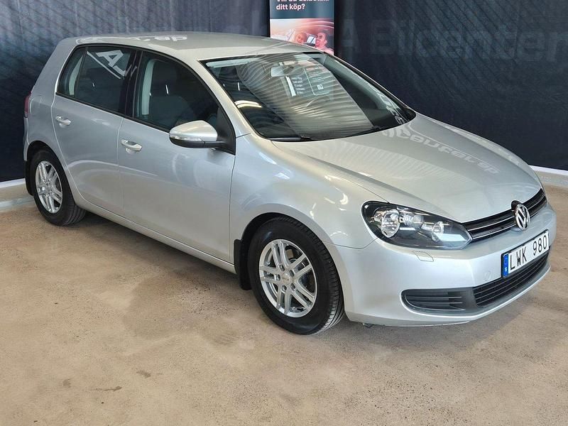 Silver Begagnad 2011 VW Golf VII Halvkombi | 99 900 kr (Marknadspris) - Bild 1/4
