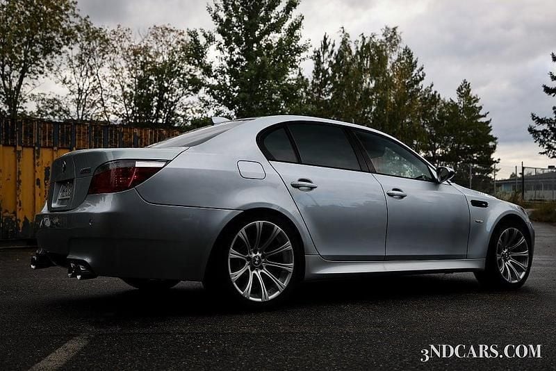 Begagnad BMW M5 507 HK (372 kW) 2006 Silver Sedan