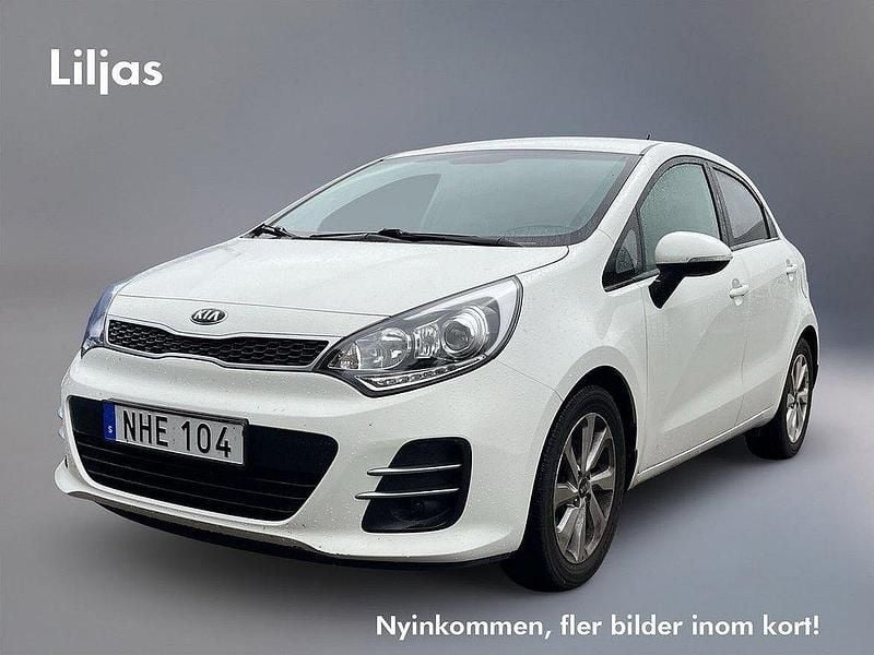 Vit Begagnad 2016 Kia Rio Halvkombi | 139 900 kr (Marknadspris) - Bild 1/3
