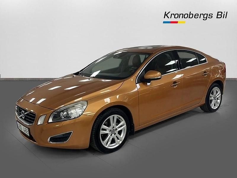 Orange brun metallic Begagnad 2010 Volvo S60 Summum Sedan | 124 900 kr (Marknadspris) - Bild 1/4