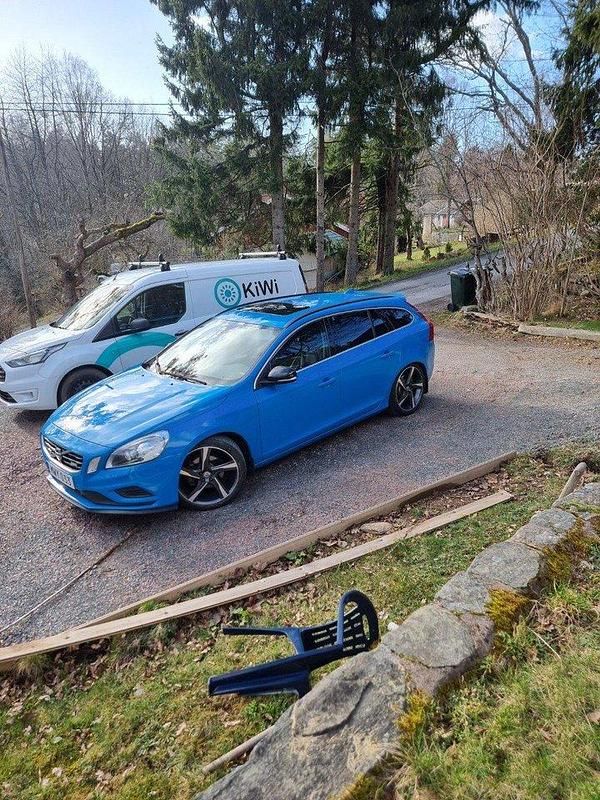 Blå Begagnad 2013 Volvo V60 R-Design Kombi | 75 000 kr (Dyr) - Bild 1/3