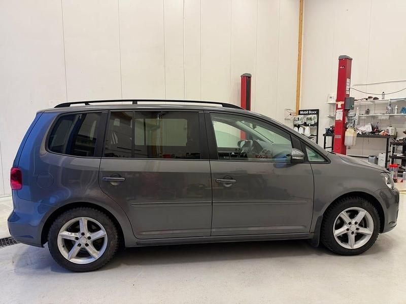 Grå Begagnad 2013 VW Touran Minibuss | 75 000 kr (Marknadspris) - Bild 1/4